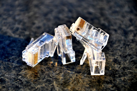掌控网络传输的关键一步 电脑室建设中的水晶头连接技术